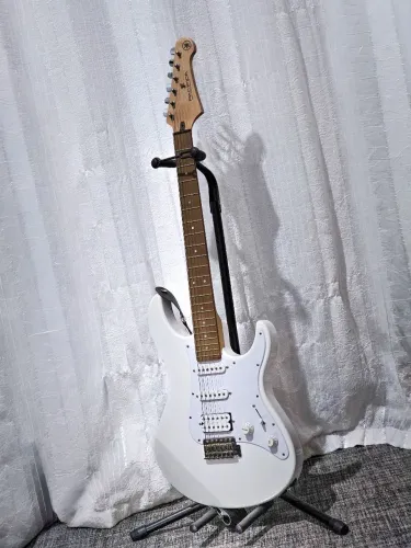 Guitarra Yamaha Pacífica Branca (suporte incluso)