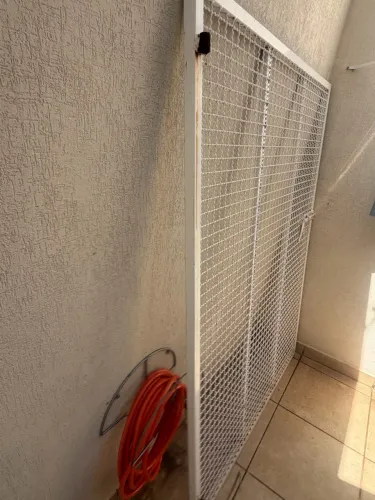 Vendo portão de ferro na cor branca