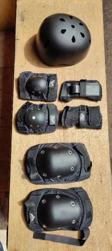 Kit Proteção Patins Adulto Completo com Capacete. Novíssimo.