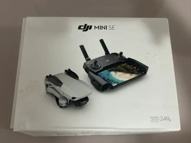 DJI Mini SE, um modelo ultraleve e compacto ideal para iniciantes. Tempo de voo 30 min.