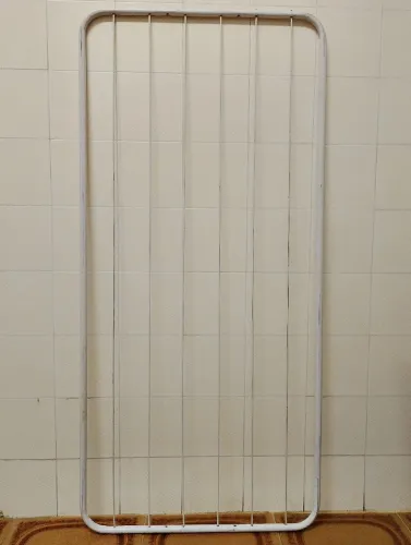 Varal de teto em metal pintado.