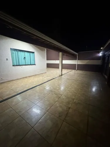 Casa acolhedora com área gourmet, quintal coberto, móveis planejados e possibilidade de ex