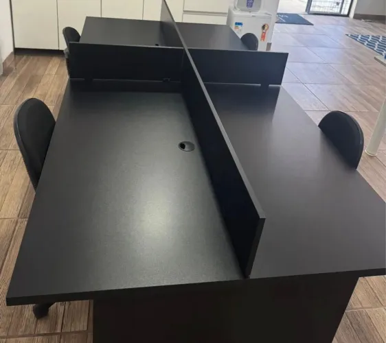 Mesa de escritório com quatro estação de trabalho