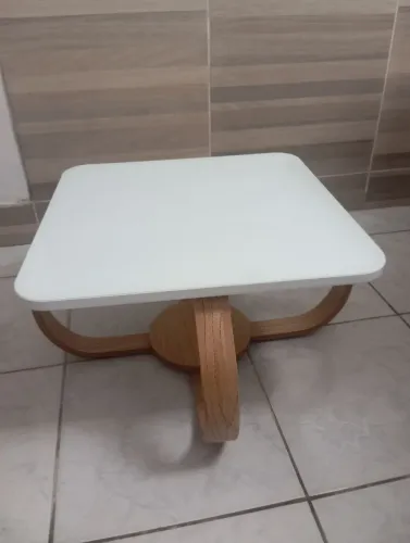 Mesa de centro moderno com tampo de vidro, pés em madeira design cebola 