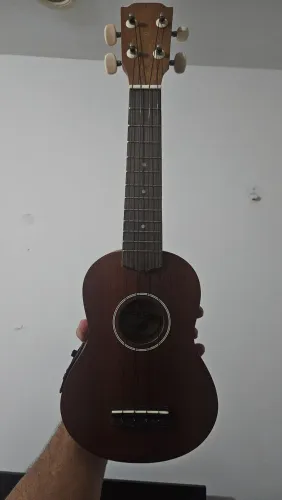 Ukulele eletrico semi novo. Com caixa