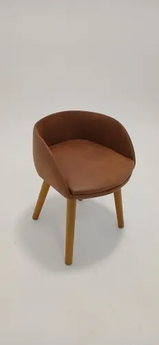 Cadeira Estofada Estilo Poltrona em Corino Caramelo