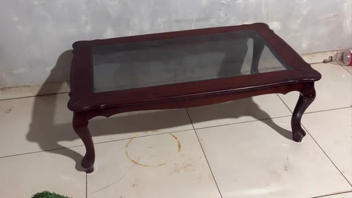 Mesa de Centro em Madeira Maciça com Tampo de Vidro
