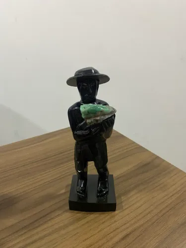 Escultura garimpeiro em Xisto com Esmeralda Natural 0,756kg - Peça Artesanal Única