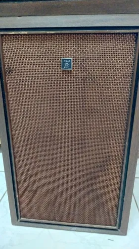Par de caixas de som AKAY japonesas 60 watts cada uma. Alt.52cm.x32 larg.x30prof. 8 polega