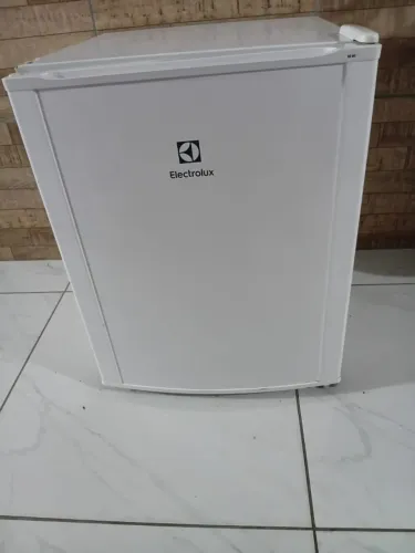 Frigobar Eletrolux 80 litros modelo RE80