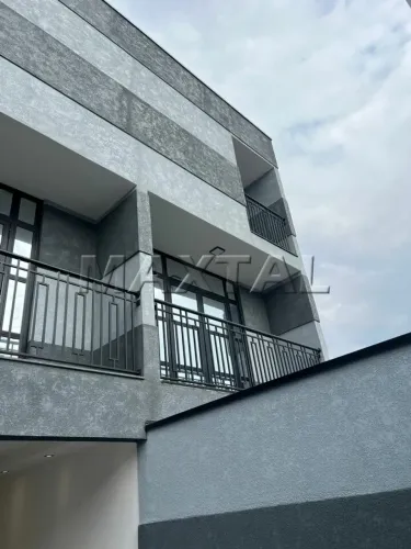 Sobrado à venda de 180m², com 3 suítes, 4 vagas e sacada, na Parada Inglesa.