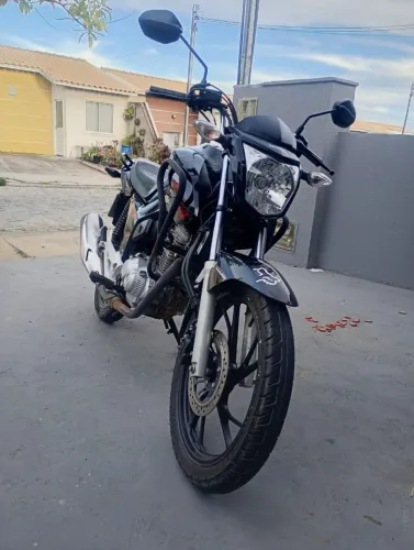 Moto disponível para locação.