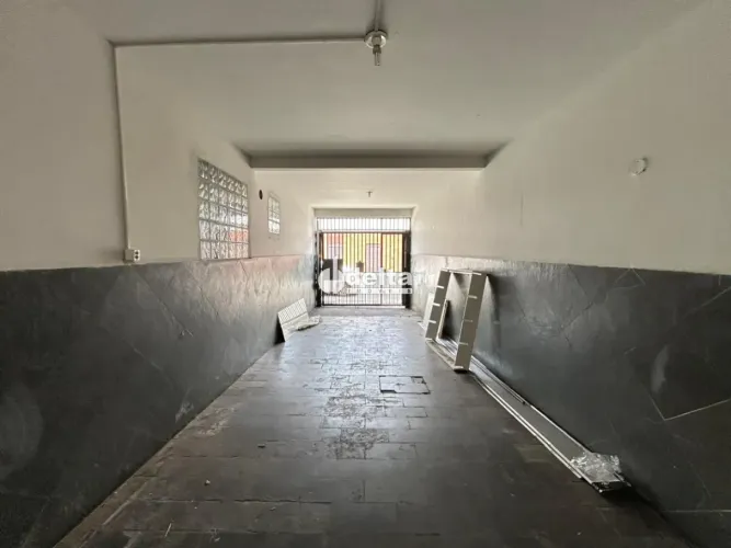 Casa residencial com 3 quartos sendo 1 suíte disponível para locação no bairro Martins em