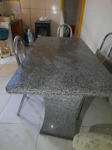 Mesa de marmore 6 cadeiras, mesa muito conservada.