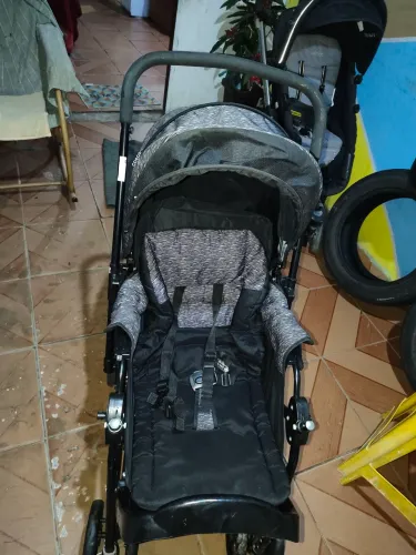 Vende-se carrinho de bebê