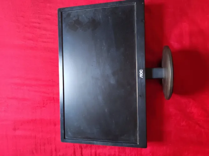 Monitor AOC 14 " com defeito (risco em linha na tela mas dá de usar normalmente)