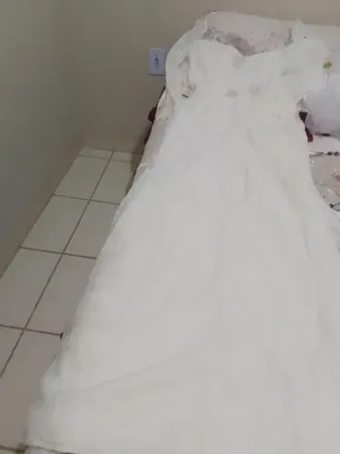 Vestido de noiva , vel e arranjo de cabelo