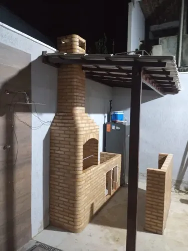 Churrasqueira com balcao e telhado 