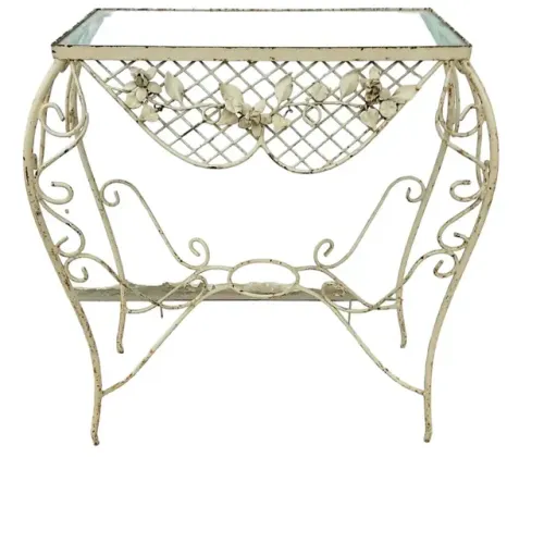 Aparador bombe em ferro com aplicações de flores em relevo