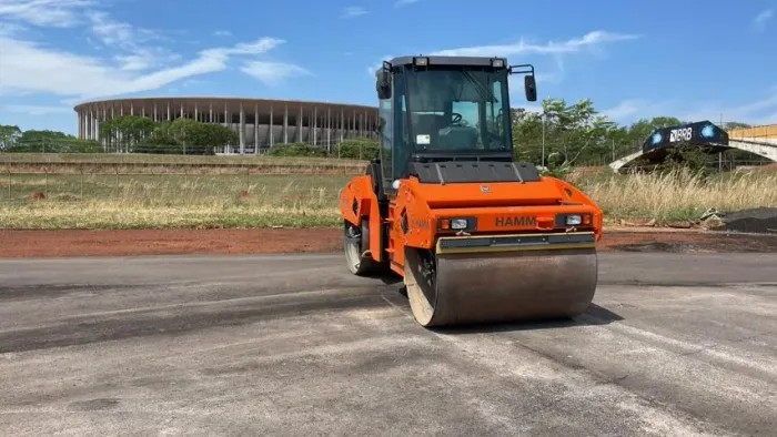 Rolo Compactador Vibratório, marca Hamm, modelo HD90, ano 2023, com apenas 150 horas.