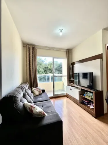 APARTAMENTO COM SACADA E CHURRASQUEIRA, ÓTIMA POSIÇÃO SOLAR E VISTA PARA AREA VERDE!