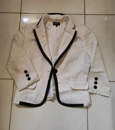 Blazer branco com detalhes pretos