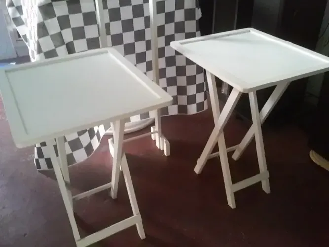 Mesa o Kit 2mesinhas e suporte, madeira, cor branca, bom estado.
