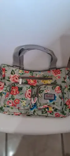 Bolsa floral com design moderno e bolsos externos