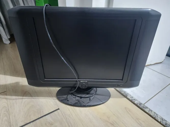 TV / Monitor SOYO LCD com controle remoto