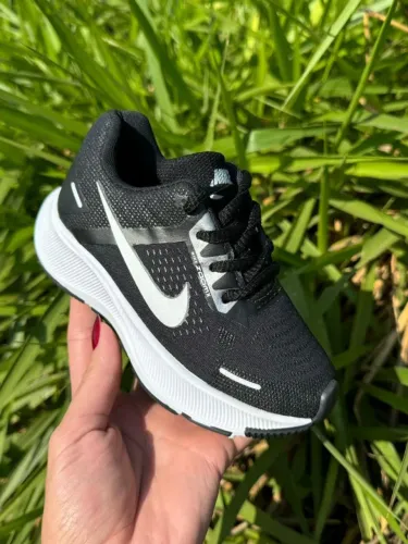 Tênis Nike Zoom preto e branco