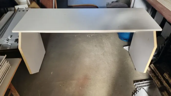 Mesa robusta em Mdf e ferragens