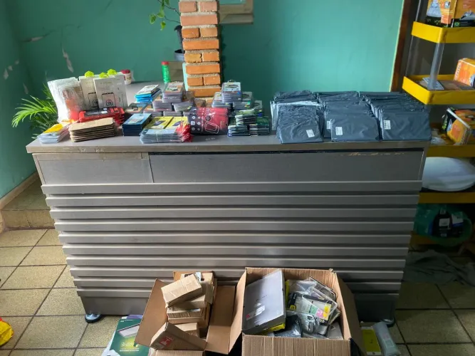 Lote com aproximadamente 500 itens acessórios para celular, tablet e relógio 