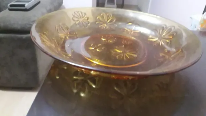 Bonita saladeira cor âmbar transparente com motivos florais seminova