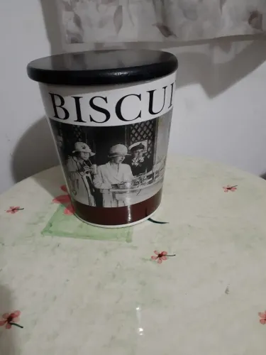 Pote de Biscoito em porcelana com tampa hermética