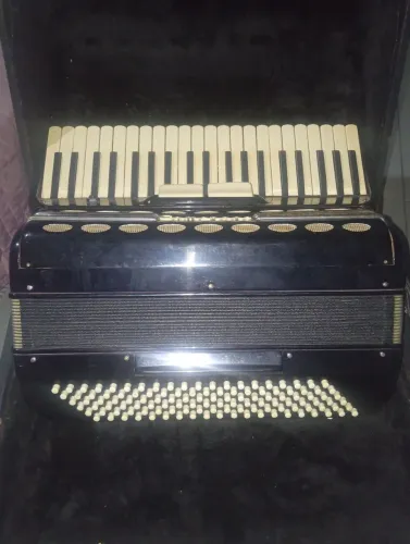 Sanfona em perfeito estado de conservação 