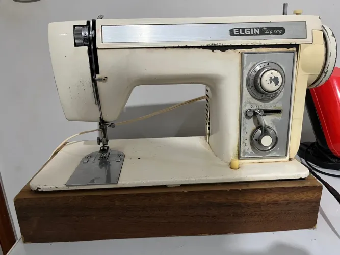 Máquina de Costura Elgin Zig-Zag