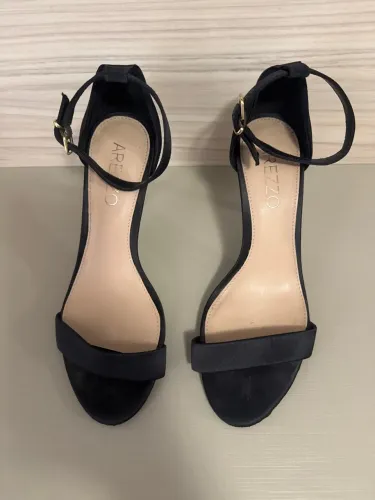 Sandália Arezzo Preta - Salto Fino médio . Tamanho 35