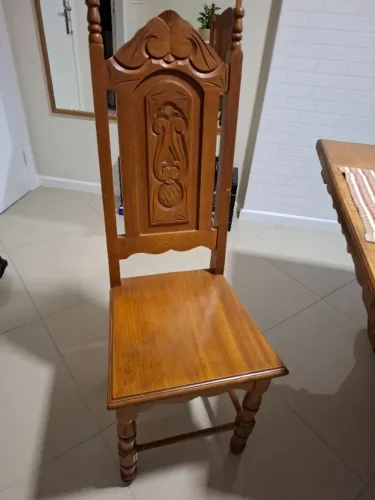 6 cadeiras de madeira maciça entalhada