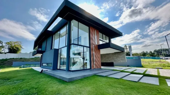 CASA/SOBRADO em condomínio fechado, com 389m² e 4 dormitórios, no bairro Floresta em Nova 