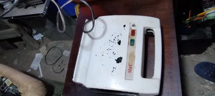 Sanduicheira m&c funciona falta trava das tampas 