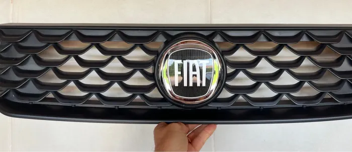 Grade do Radiador com Logo Original Fiat Argo