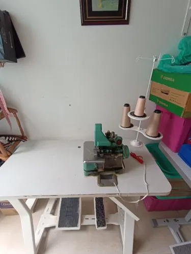 Máquina de costura overlock