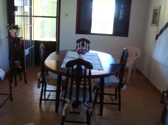  Conjunto de mesa com 4 cadeiras de madeira maciça 