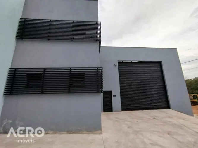 Barracão com 280m2 com porta elétrica para caminhões