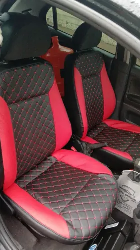 Bancos de carro em couro com detalhes em vermelho