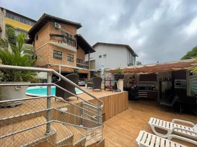 Sobrado à venda em Cotia, Jardim Semiramis, com 3 suítes, com 180 m², Não Está Em Condomín