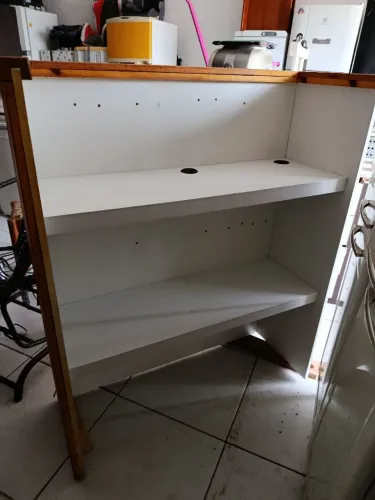 Balcão Madeira e MDF com Prateleiras