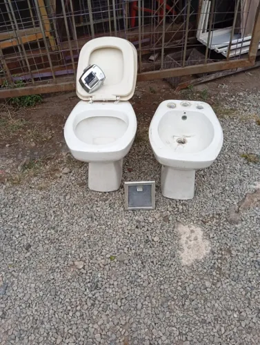 Vaso sanitário c/ valvula e bidê.