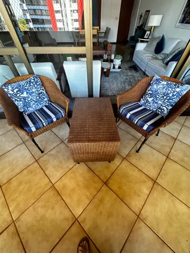 Lindo conjunto de Poltronas e mesa de Varanda