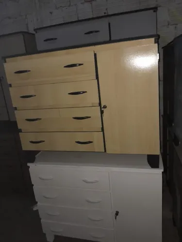 Guarda-Roupa de Madeira com Gavetas e Armário